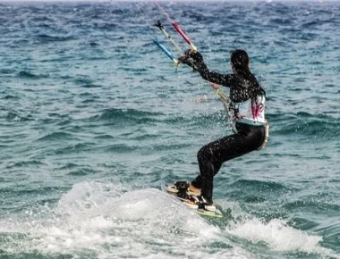 Kite-surfer κάνει άλμα 200 μέτρων και προκαλεί «εγκεφαλικά»! (βίντεο)